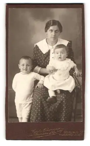 Fotografie Carlo Neumann, Berlin, Frankfurter-Allee 7, Portrait Mutter im Pünktchenkleid mit zwei Kindern, Mutterglück
