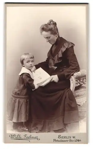Fotografie Wilh. Fechner, Berlin, Potsdamer Str. 134a, Portrait Mutter mit ihrer Tochter beim lesen im Atelier