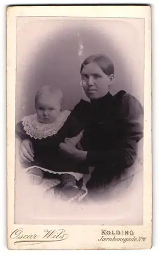 Fotografie Oscar Wils, Kolding, Jaernbanegade 6, Portrait junge Mutter mit ihrer Tochter, Mutterglück