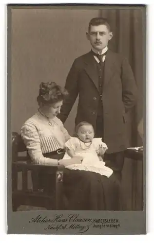 Fotografie Hans Clausen, Hadersleben, Jungfernstieg 4, Portrait junge Eltern mit Tochter auf dem Schoss, Mutterglück