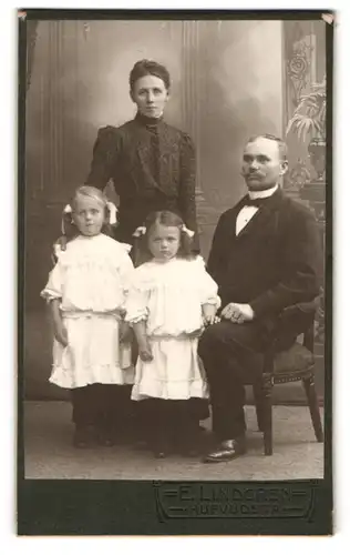 Fotografie E. Lindgren, Huvudsta, Mutter und Vater mit ihren zwei niedlichen Töchtern in weissen Kleidchen, Haarschleife