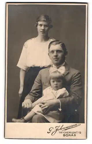 Fotografie G. Johansson, Boras, Tryckerigat 12, Mutter und Vater mit ihrer Tochter im Atelier, Mutterglück