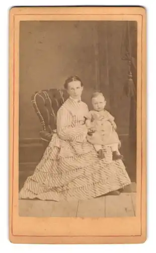 Fotografie F. Herzing & Co., Traunstein, Scheicherkellerstr., junge Mutter im gestreiften Kleid mit Kind auf dem Schoss