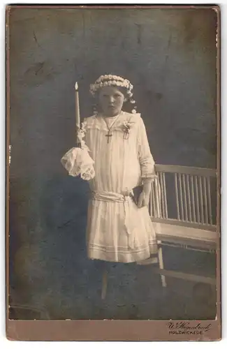 Fotografie W. Hagenbruch, Holzwickede, junges Mädchen im Kommunionskleid mit Kerze und Kopfschmuck