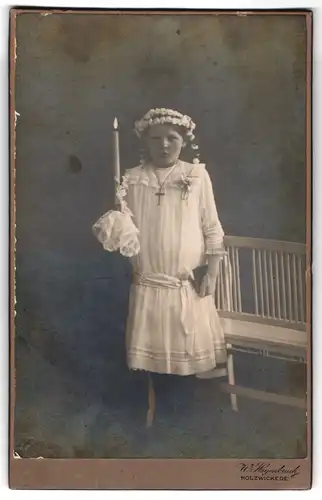 Fotografie W. Hagenbruch, Holzwickede, Mädchen im weissen Kleid mit Kommunionskerze und Kopfschmuck