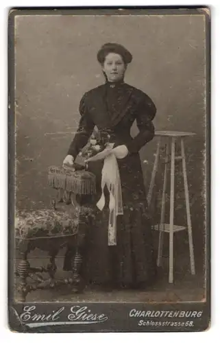 Fotografie Emil Giese, Charlottenburg, Schlossstr. 68, junge Frau im schwarzen Kleid zur Kommunion