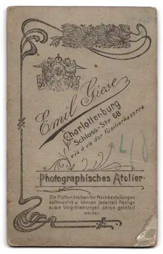 Fotografie Emil Giese, Charlottenburg, Schlossstr. 68, junge Frau im schwarzen Kleid zur Kommunion