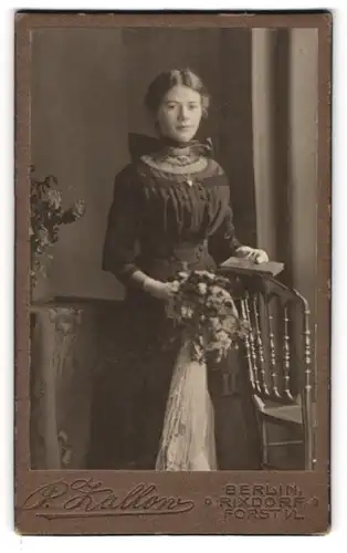 Fotografie P. Zallow, Berlin, Bergstr. 140, Portrait junge Frau im dunklen Kleid zur Konfirmation mit Blumenstrauss