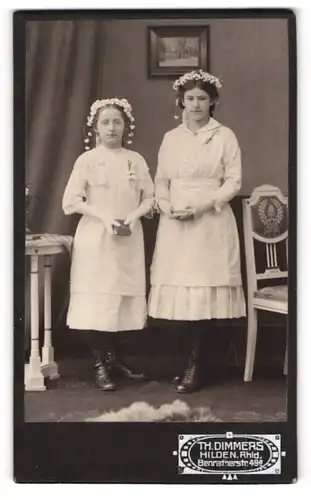Fotografie Th. Dimmers, Hilden, Benratherstr. 49a, Portrait zwei Mädchen im weissen Kleidern zur Kommunion