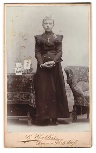 Fotografie C. Gallas, Siegen, Portrait blondes Mädchen im schwarzen Kleid zur Kommunion mit Kruzifix