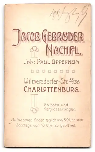 Fotografie Jacob Gebrüder Nachf., Charlottenburg, Wilmersdorferstr. 55 /56, Knabe im Anzug mit Hut und Bibel, Kommunion