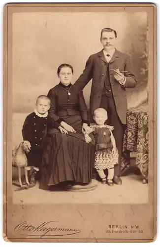 Fotografie Otto Kagermann, Berlin, Friedrich-Str. 99, Eltern mit ihren Kindern im Atelier, Schaukelpferd