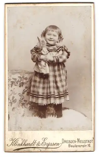 Fotografie Klinkhardt & Eyssen, Dresden, Bautznerstr. 16, niedliches Mädchen mit ihrer Puppe im Arm