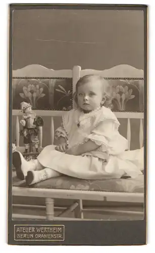 Fotografie Atelier Wertheim, Berlin, Oranienstr., Portrait niedliches Mädchen im Kleid mit Harlekin Puppe