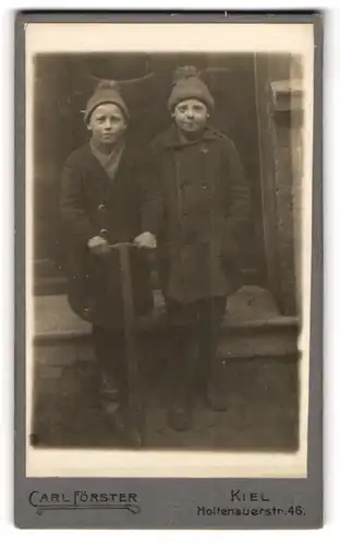Fotografie Carl Förster, Kiel, Holtenauerstr. 46, zwei junge Knaben in Winterkleidung mit ihrem Roller