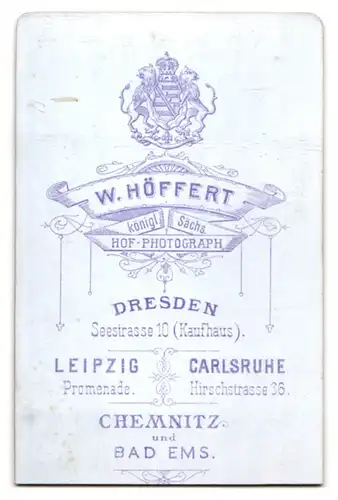 Fotografie W. Höffert, Dresden, Seestr. 10, Portrait junge sächsin mit hochgebundenem Zopf und Schleife