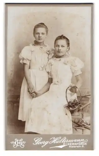 Fotografie Georg Hultermann, Eckernförde, Kielerstr. 8, Portrait zwei junge Mädchen in weissen Kleidern mit Blumenkorb