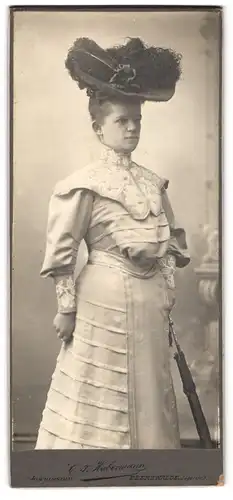 Fotografie C. F. Habermann, Eberswalde, Jägerstr. 9, Portrait Dame im eleganten Kleid mit Federhut und Sonnenschirm