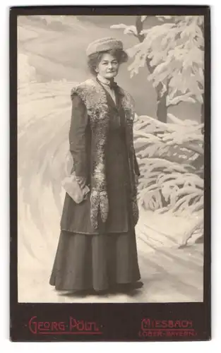 Fotografie Georg Pöltl, Miesbach, Portrait Dame im Winterkleid mit Pelzschal in einer Winterkulisse