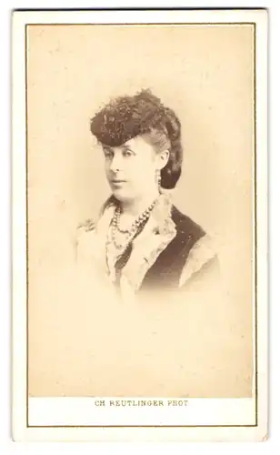 Fotografie Ch. Reutlinger, Paris, Portrait junge Frau im Samtkleid mit Pelzkragen und Federhut, Perlenkette, 1868