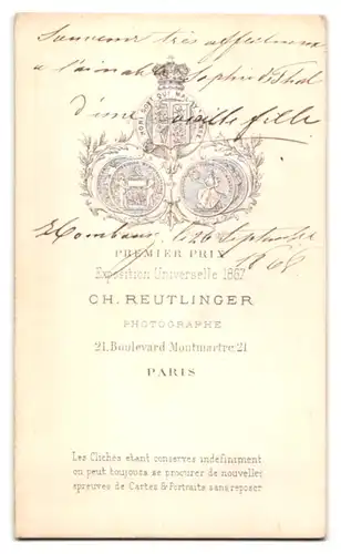 Fotografie Ch. Reutlinger, Paris, Portrait junge Frau im Samtkleid mit Pelzkragen und Federhut, Perlenkette, 1868