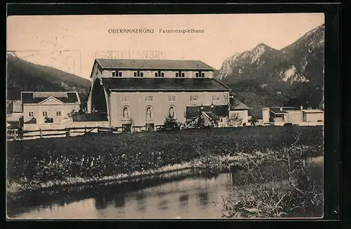 AK Oberammergau, Passionsspielhaus mit Flusspartie