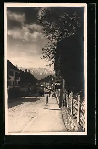 AK Murnau, Blick durch Strasse mit Kutsche