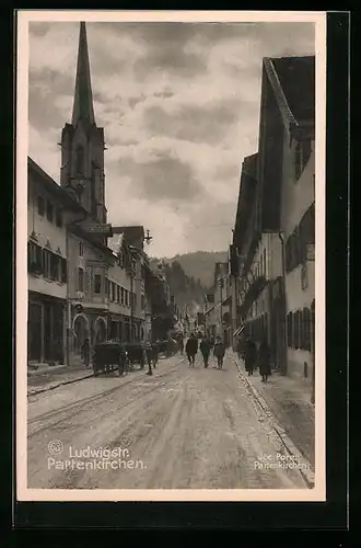 AK Partenkirchen, Blick durch die Ludwigstrasse mit Fussgängern