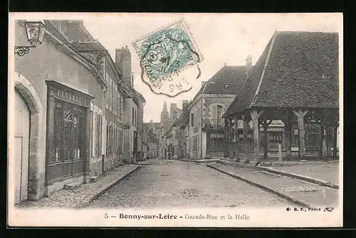 AK Bonny-sur-Loire, Grande-Rue et la Halle