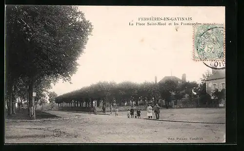 AK Ferrières-en-Gatinais, La Place Saint-Macé et les Promenades
