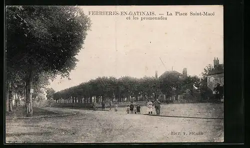 AK Ferrières-en-Gatinais, La Place Saint-Macé et les promenades