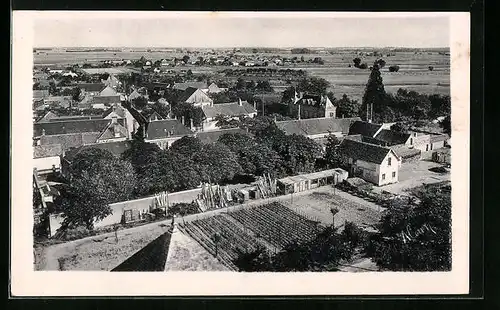 AK Saint-Benoit-sur-Loire, Les Jardins et la Ferme Monastique, Vue sur Fleury, Au loin le Chateau de Sully-sur-Loire