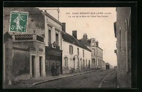 AK St-Benoist-sur-Loire, La rue de la Gare et l`Hotel des Postes
