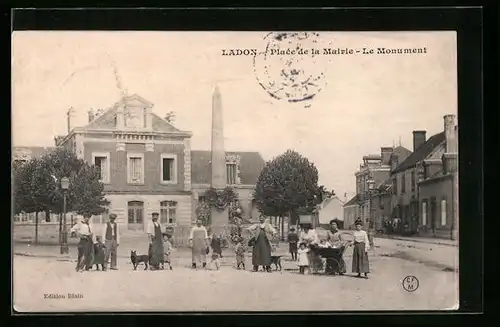 AK Ladon, Place de la Mairie - Le Monument