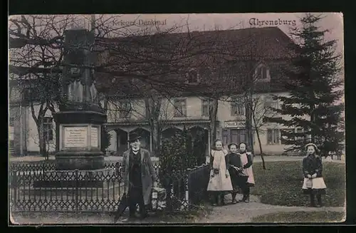 AK Ahrensburg, Passanten am Kriegerdenkmal
