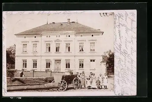 Foto-AK Tettau, Gruppenaufnahme vor dem Bürgerhaus ca. 1912