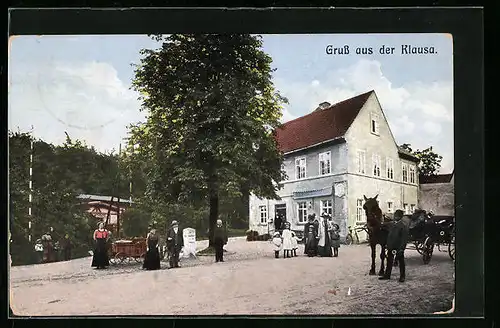 AK Klausa, Passanten vor einem Geschäftshaus