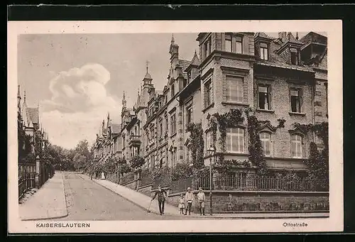 AK Kaiserslautern, Ottostrasse mit Passanten