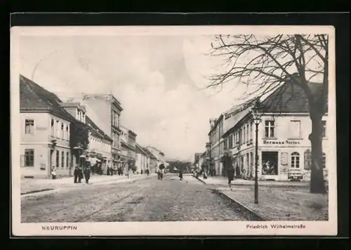 AK Neuruppin, Passanten in der Friedrich-Wilhelmstrasse