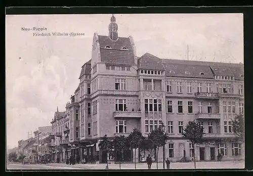 AK Neuruppin, Strassenecke bei der Friedrich-Wilhelm-Strasse