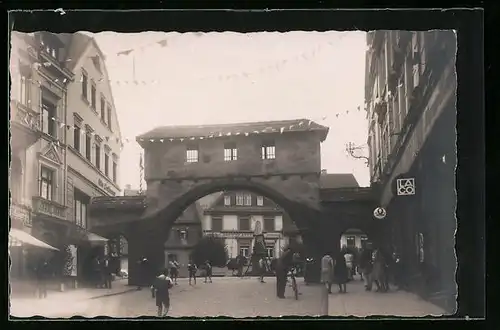 Foto-AK Meerane, Bismarckstrasse mit Geschäften und Passanten, Denkmal, Löwen-Apotheke