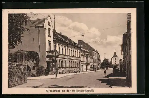 AK Treuenbrietzen, Grossstrasse an der Heiliggeistkapelle mit Passanten