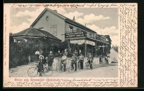 AK Bennweier, Restaurant zum Bahnhof, Herren mit Fahrrad am Eingang