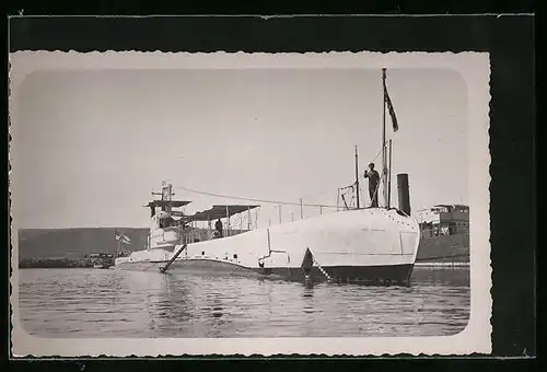 Foto-AK Englisches U-Boot mit Matrosen im Hafen 1932
