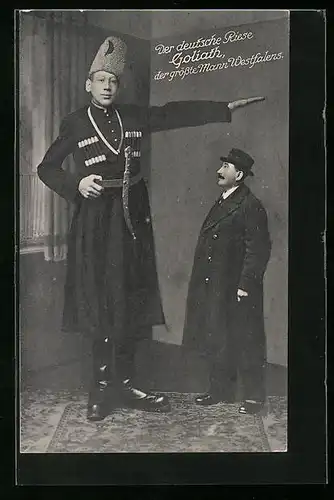 AK Der deutsche Riese Goliath aus Westfalen neben Herrn