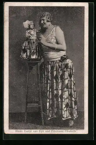 AK Riesin Kaatje van Dyk und Liliputanerin Prinzessin Elisabeth