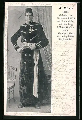 AK J. Moko, alleiniger Riese als preisgekrönter Ringkämpfer