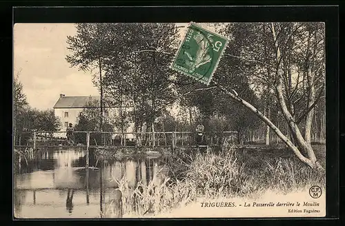 AK Triguères, La Passerelle derrière le Moulin