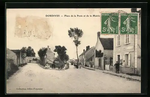 AK Dordives, Place de la Poste et de la Mairie