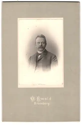 Fotografie O. Ewald, Bromberg, Elegant gekleideter Herr mit Schnauzbart